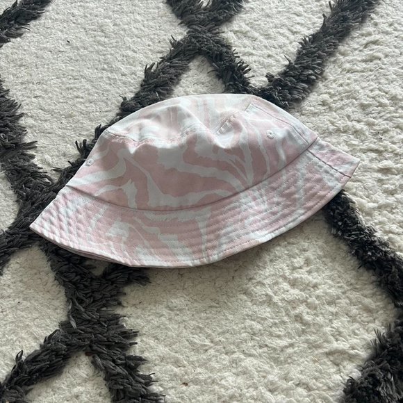 Princess Polly pink and white bucket hat - Picture 3 of 3